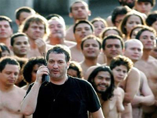 Spencer Tunick (áo đen), nhiếp ảnh gia người Mỹ nổi tiếng với những bức ảnh khỏa thân.
